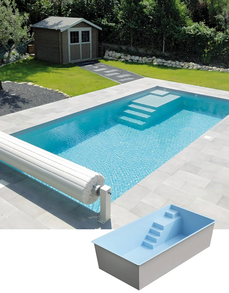 Piscine coque rectangulaire Callelongue de 7m10 par 3m40 avec escalier d'angle et grande banquette immergée.