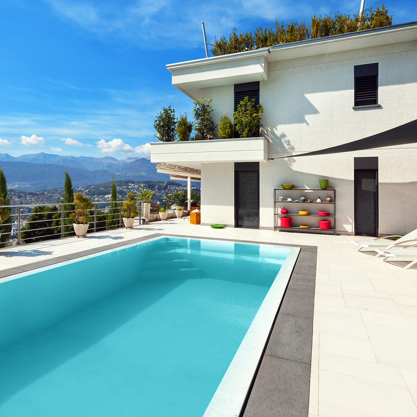 Piscine coque Levant 8 installée devant une maison contemporaine blanche.
