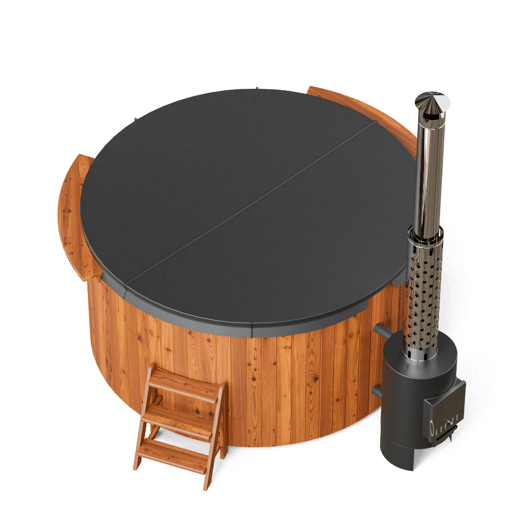 Bain nordique Comfort Family 220 fermé par son couvercle thermique isolant noir pour maintenir la chaleur de l'eau.