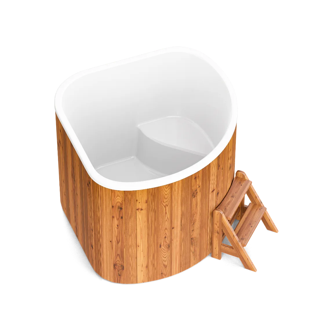 Bain nordique d'angle Corner 160 de PolarSpa avec cuve blanche et habillage bois, idéal pour optimiser l'espace.