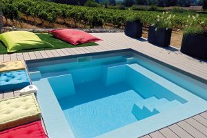 Lire la suite à propos de l’article Tout savoir sur la mini piscine coque avec plage : confort, législation et rapidité d&rsquo;installation