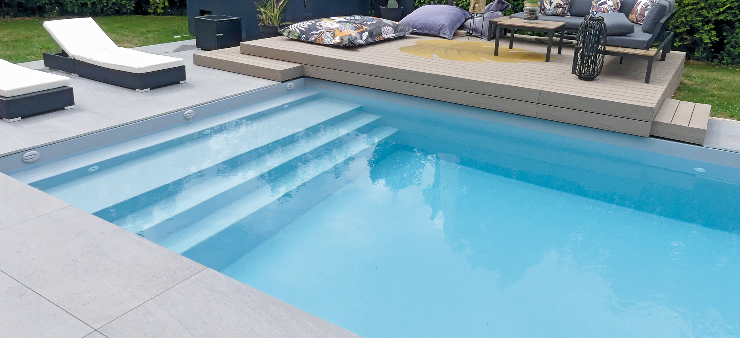 Piscine coque XL a fond incliné