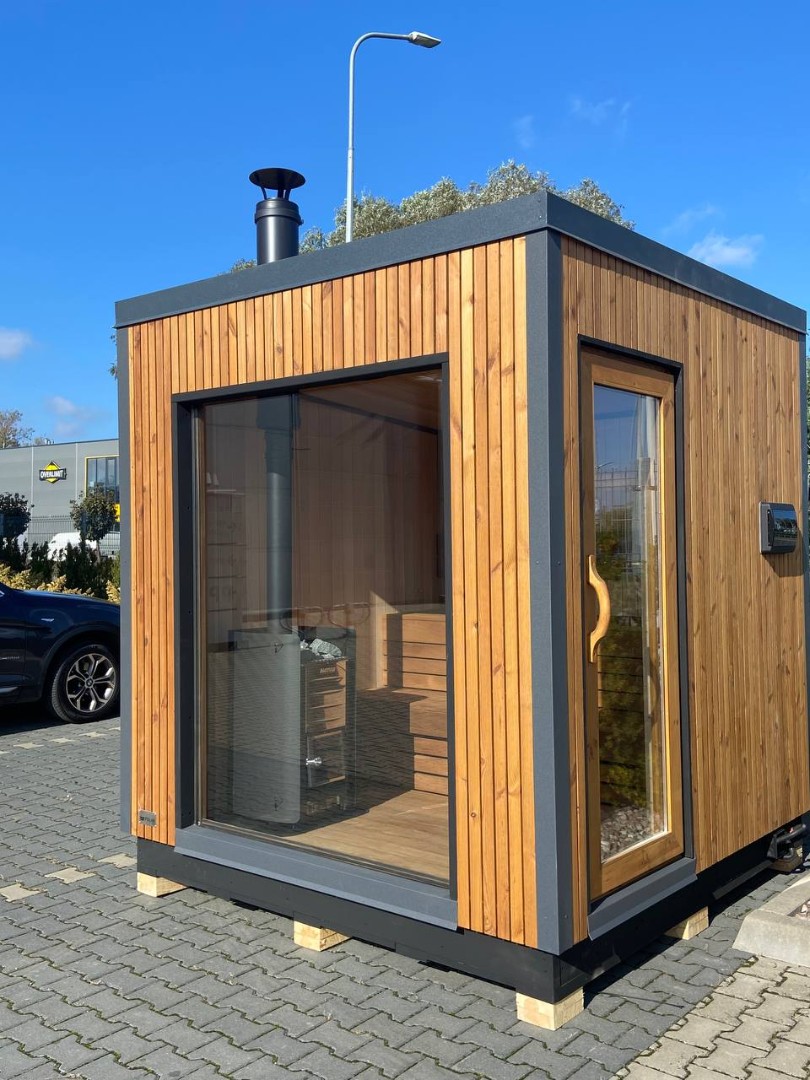 Sauna PolarSpa Light L2 exposé sur le parking du Pisciniste des Hauts-de-France à Wavrin.