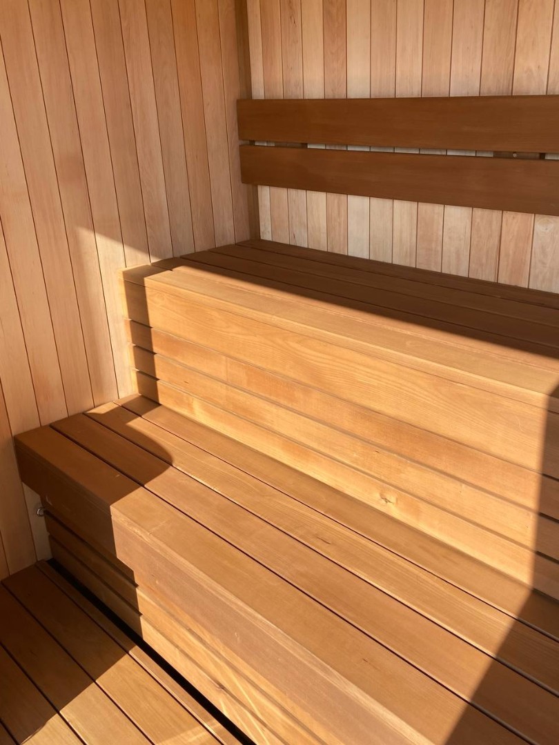 Détail de la finition en Thermokiefer et assemblage de précision du sauna PolarSpa L2.