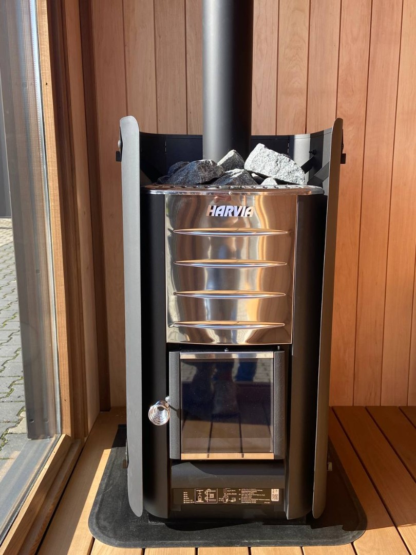 Zoom sur le poêle à bois Harvia avec pierres volcaniques à l'intérieur du sauna PolarSpa Light L2.