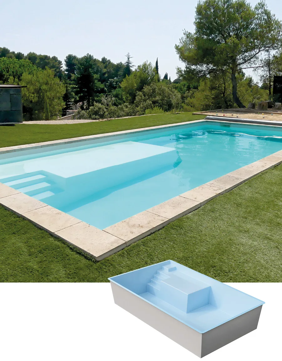 Grande piscine coque rectangulaire Carry Plage de 10m x 4m20 avec immense plage immergée de 4m50 et fond plat.