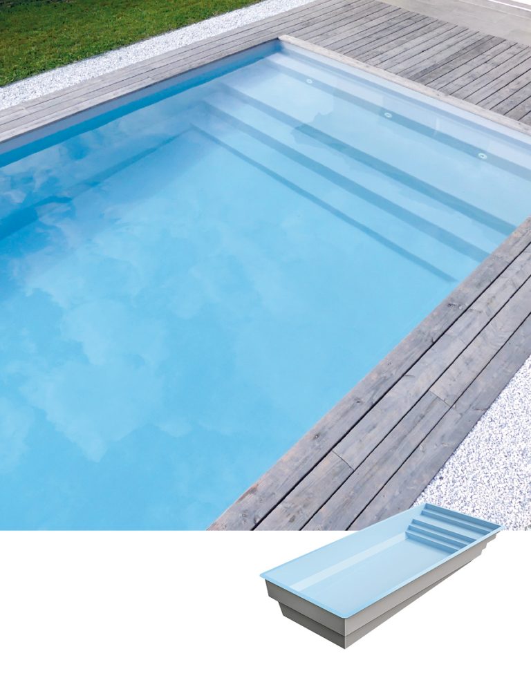Piscine coque polyester Élégance S à fond incliné avec escalier intégré et terrasse bois