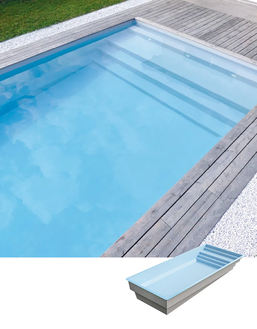 Piscine coque polyester Élégance S à fond incliné avec escalier intégré et terrasse bois
