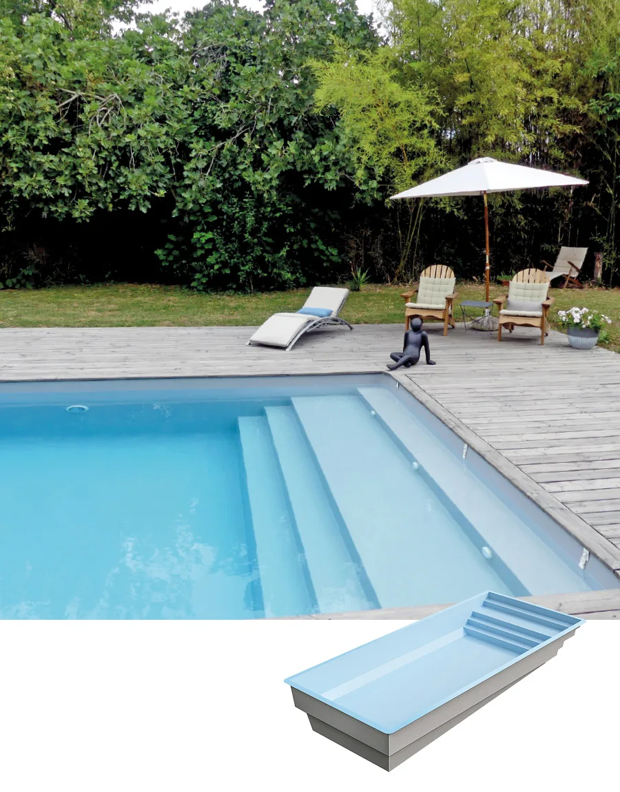 Piscine coque ÉLÉGANCE à fond progressif avec escalier et banquette immergée