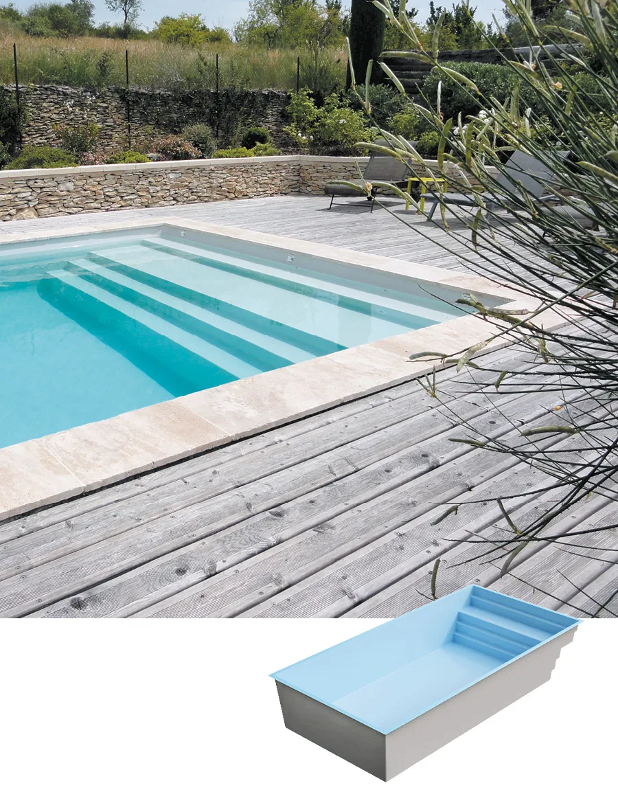 Piscine coque Sugiton fond plat 8,50 x 4,30 m avec escalier intégré