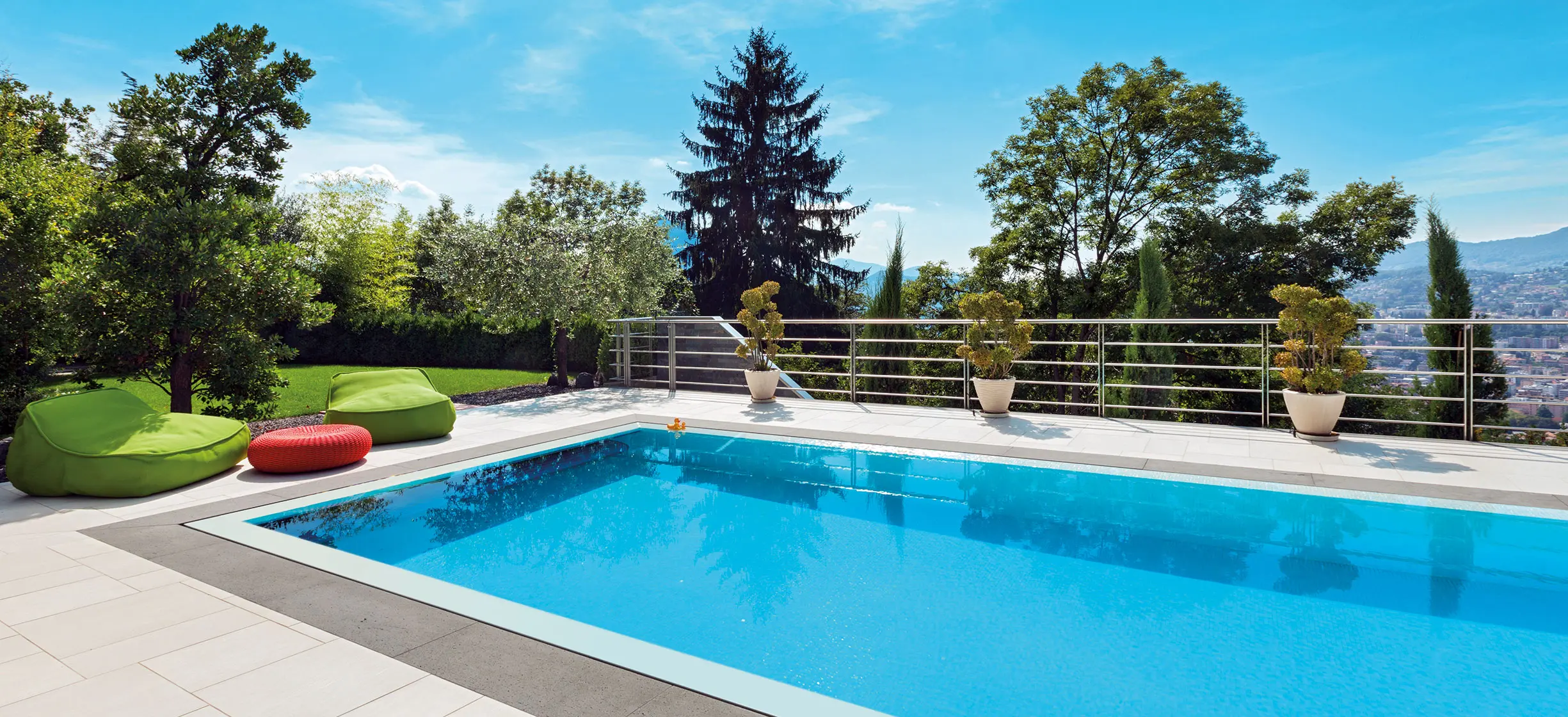 Mini piscine coque dans un jardin contemporain – eau plane et design haut de gamme