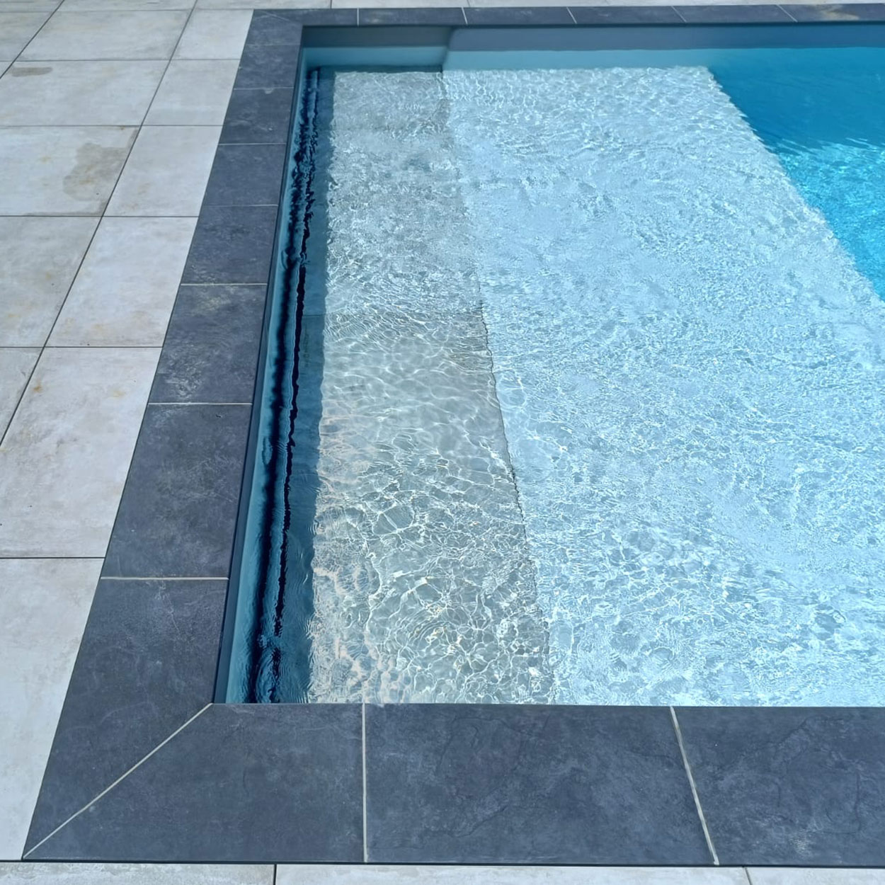 Volet roulant immergé M7 pour piscine coque, solution de sécurité invisible et design.
