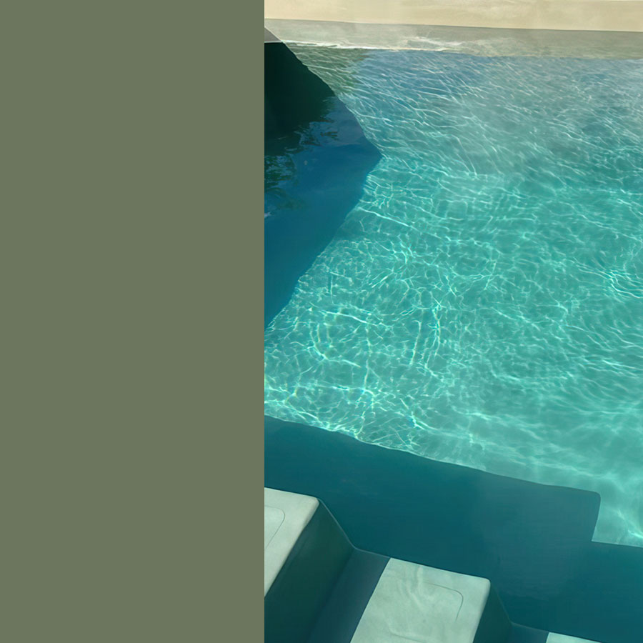 Zoom sur la finition carbone Pure Pampelone pour un bassin aux reflets naturels et chaleureux.