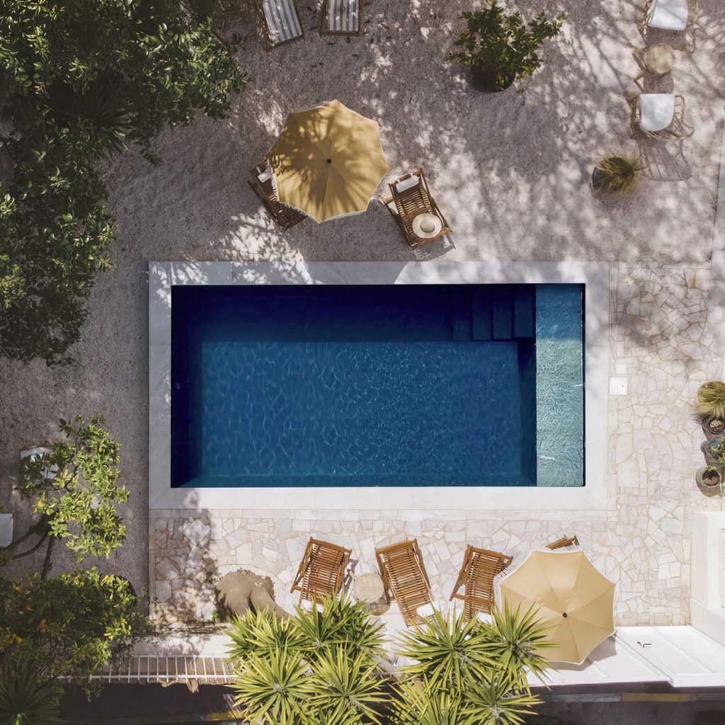 Piscine coque avec plage grès cérame