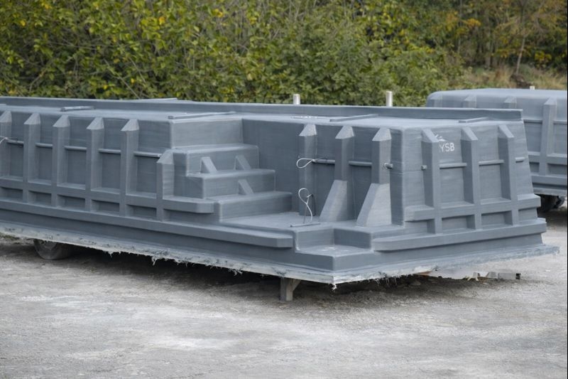 Piscine coque prête à être chargée par un tranporteur