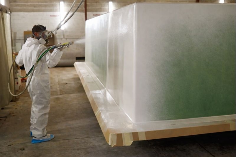 Projection d'un gel coat haute performance sur le moule d'une piscine coque