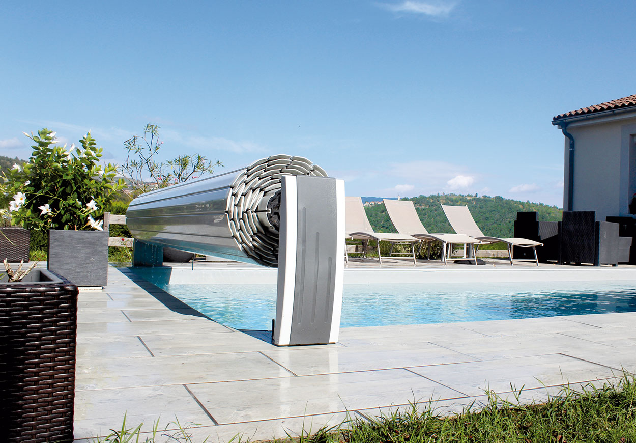 Zoom sur l'enrouleur d'un volet roulant hors-sol fixe pour piscine.