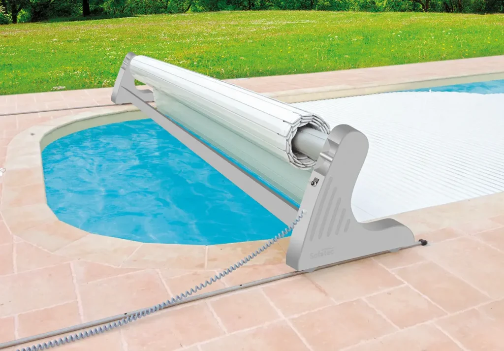 Volet roulant hors-sol mobile sur rails pour piscine coque.