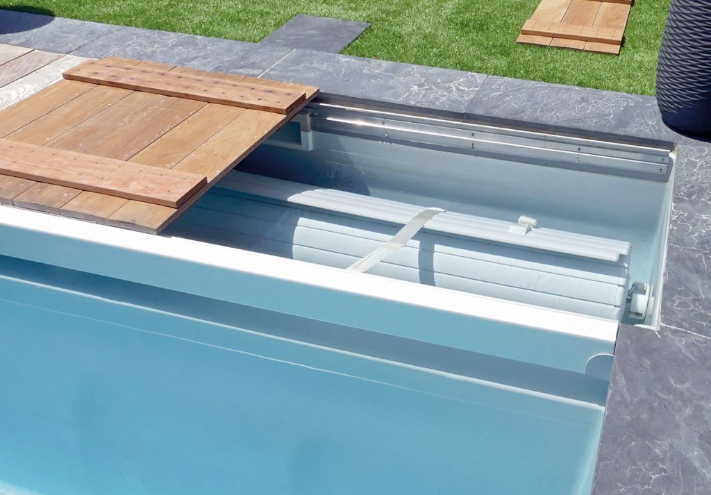 Volet roulant immergé installé en fond de bassin pour une discrétion totale.