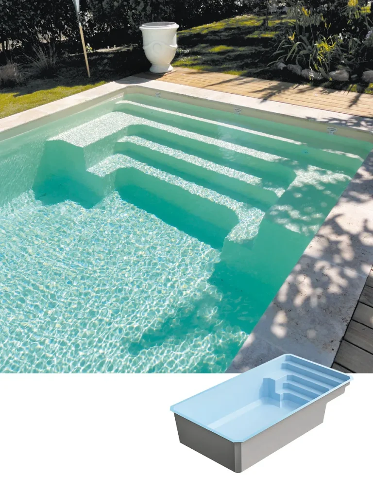 Installation de piscine coque rectangulaire avec escalier d'angle et banquette de détente.
