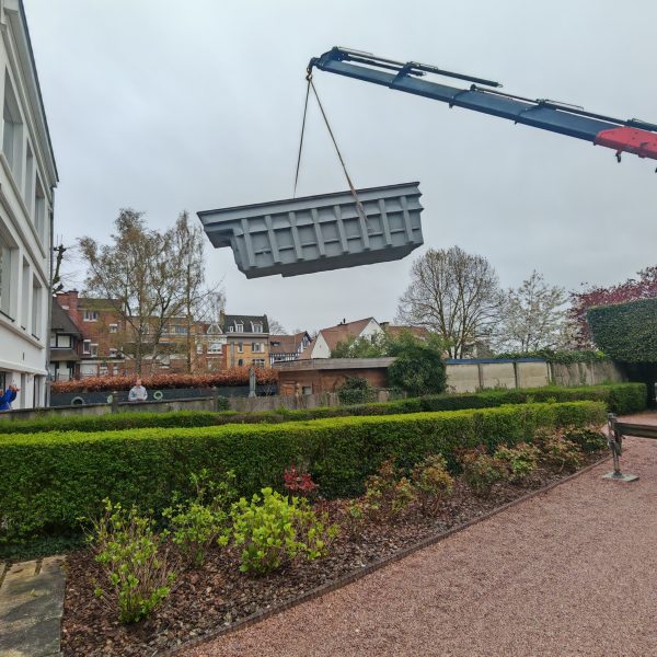 Grutage d'une mini piscine coque survolant les jardins voisins à Marcq-en-Barœul.