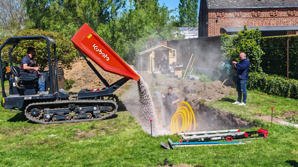 Opérateur sur un dumper Kubota KC30 transportant des gravillons pour la réalisation du radier d'une piscine coque à Caudry.