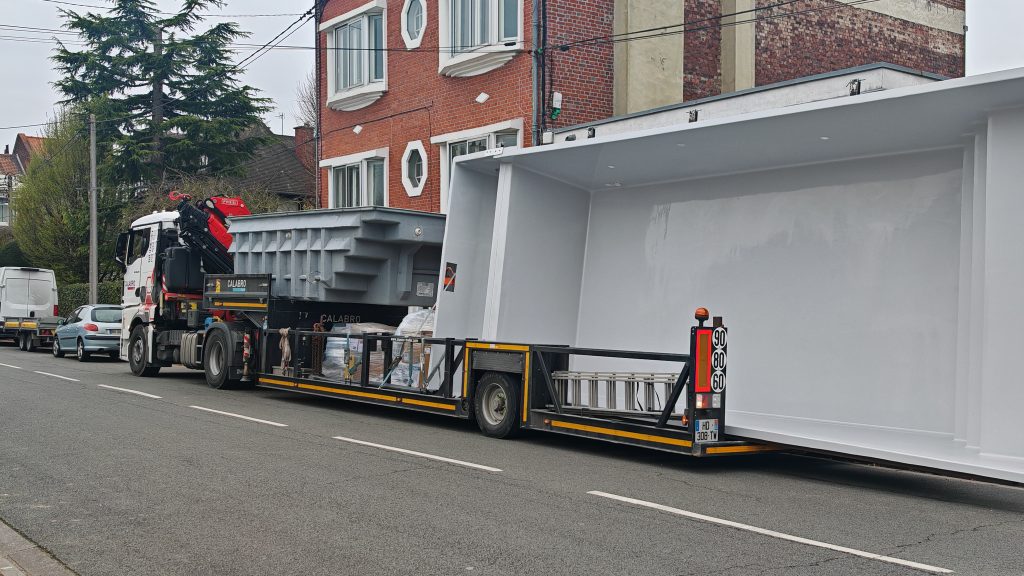 Livraison d'une mini piscine coque blanche par camion spécialisé à Marcq-en-Barœul.