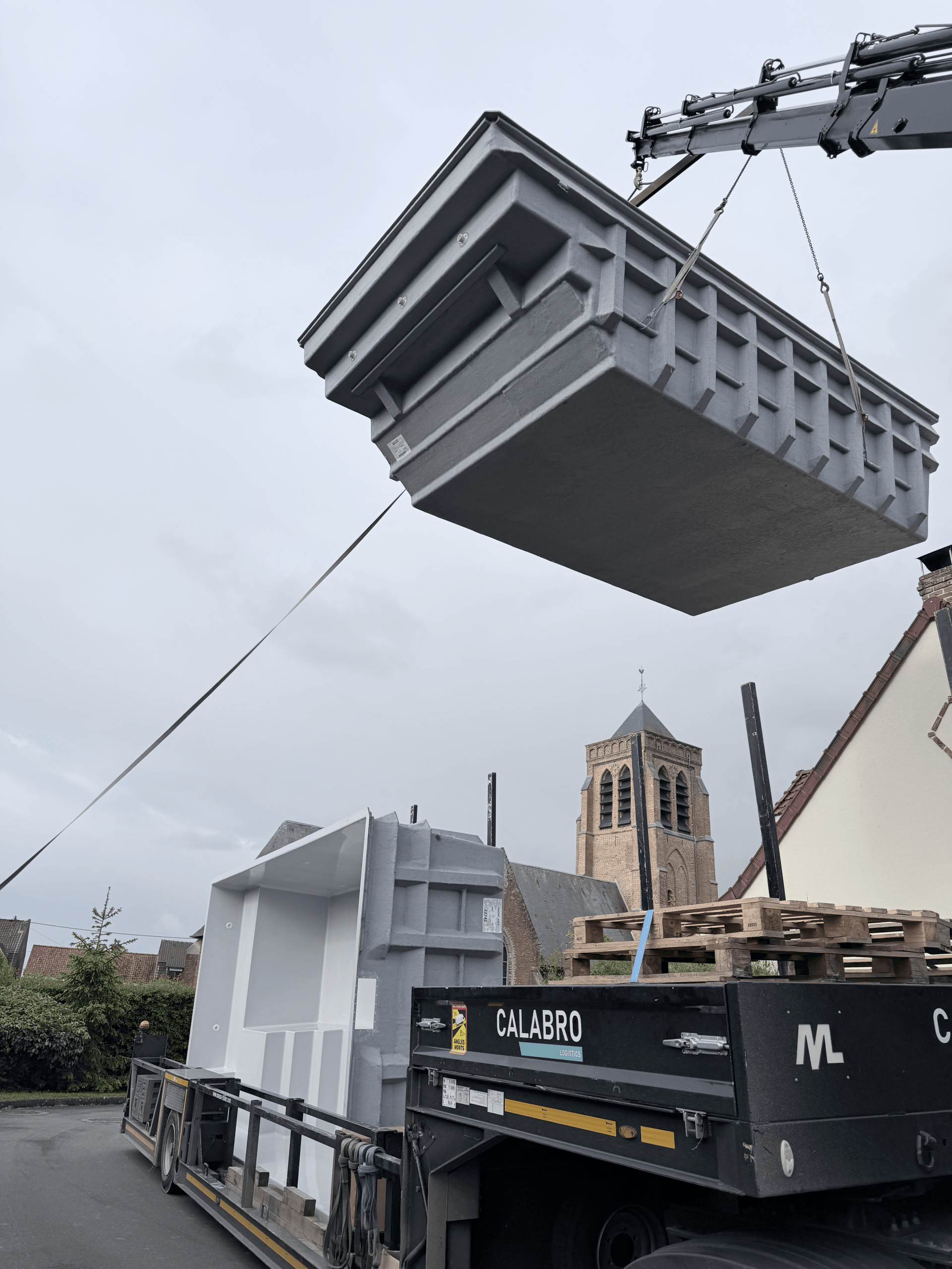 Grutage d'une piscine coque Fontagne par un camion Calabro à Pradelles, près de Bailleul.