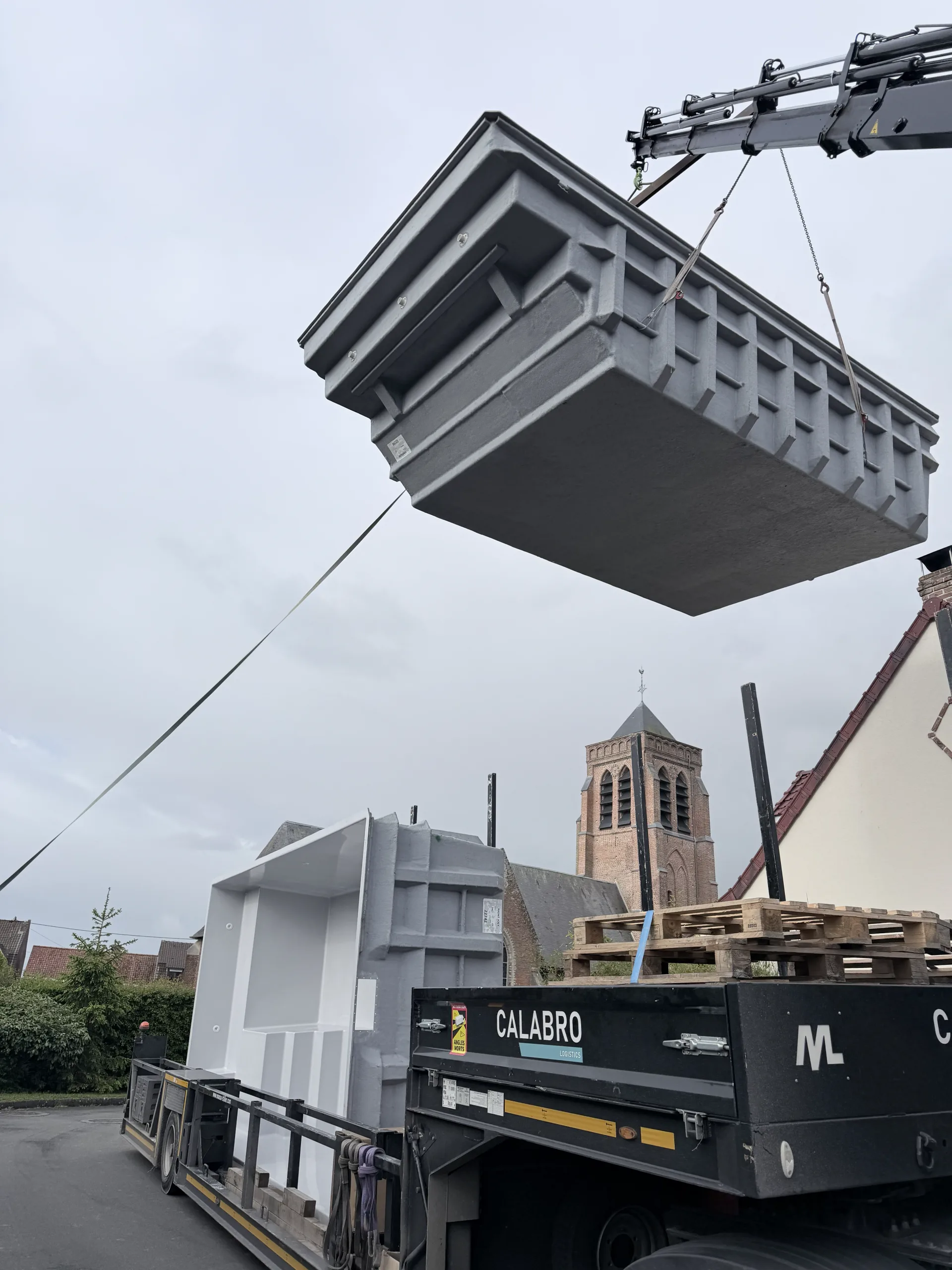 Grutage d'une piscine coque Fontagne par un camion Calabro à Pradelles, près de Bailleul.