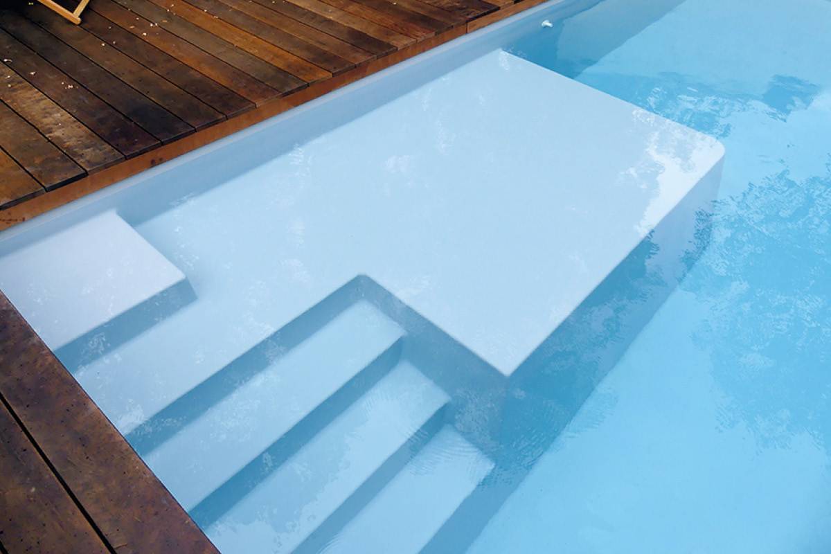 Piscine coque avec plage